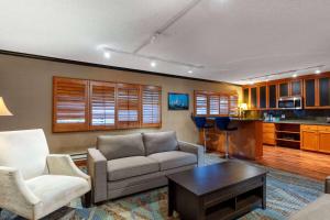 A seating area at Travelodge by Wyndham Seattle By The Space Needle