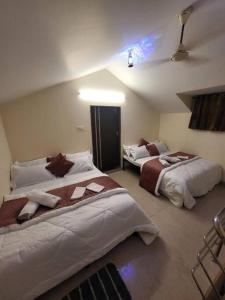 1 dormitorio con 2 camas y techo en THE PERFECT STAYS: CHOUDHARY VILLA en Lonavala