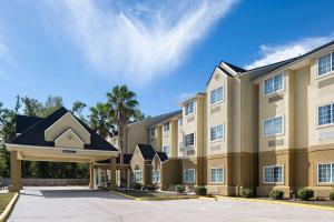 a large apartment building with a parking lot at Microtel Inn & Suites by Wyndham of Houma in Houma
