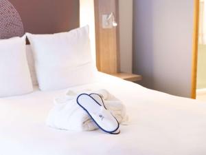 a computer mouse sitting on top of a bed at Novotel Mechelen Centrum in Mechelen