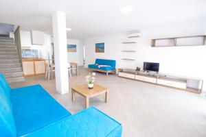 TV a/nebo společenská místnost v ubytování Halos Casa Resort