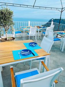 a table and chairs on a balcony with the ocean at B&B La Danza del Mare in Anacapri