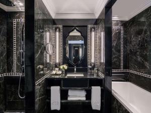 Bilik mandi di Sofitel Marrakech Palais Impérial & Spa