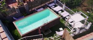 an overhead view of a swimming pool with chairs at B&B La Danza del Mare in Anacapri