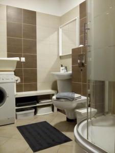 een badkamer met een toilet en een wastafel bij Przytulny Apartament in Szczecin