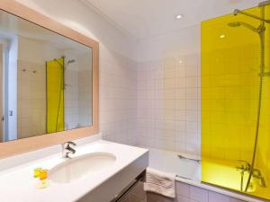 Koupelna v ubytování ibis Styles Honfleur Centre Historique + 37 fotografií