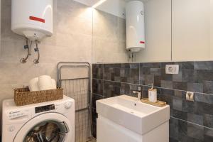 Kúpeľňa v ubytovaní Comfortable 2 bedroom apartment Marina close to beach