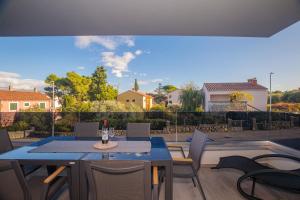 Fotografia z galérie ubytovania Comfortable 2 bedroom apartment Marina close to beach v destinácii Krk