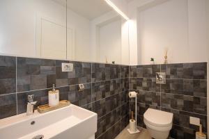 Kúpeľňa v ubytovaní Comfortable 2 bedroom apartment Marina close to beach + 18 fotografií