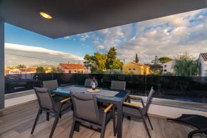Balkón alebo terasa v ubytovaní Comfortable 2 bedroom apartment Marina close to beach