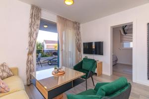 Televízia a/alebo spoločenská miestnosť v ubytovaní Comfortable 2 bedroom apartment Marina close to beach
