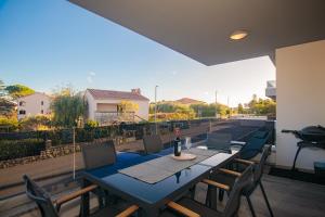 Fotografia z galérie ubytovania Comfortable 2 bedroom apartment Marina close to beach v destinácii Krk