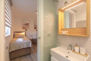 Kúpeľňa v ubytovaní Comfortable 2 bedroom apartment Marina close to beach