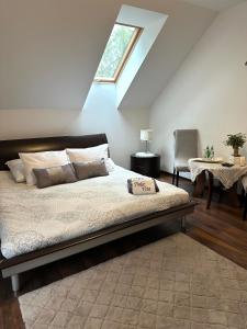 een slaapkamer met een bed, een raam en een tafel bij Dolce Vita in Ustroń