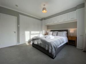 een slaapkamer met een groot bed in een kamer bij Stylish Apartment walk to train 