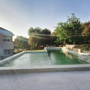 una piscina de agua en medio de un edificio en COSTA COM Departamentos de Montaña en Merlo