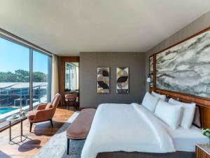 سرير أو أسرّة في غرفة في Rixos Sungate - The Land of Legends Access