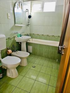een badkamer met een toilet, een wastafel en een bad bij Big and Modern Apartment in Timisoara North T34 in Timişoara