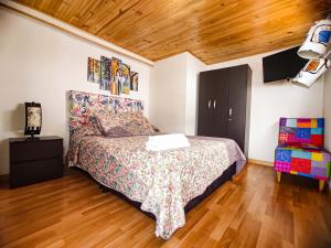 Tempat tidur dalam kamar di Hermoso Apartaestudio a 10 minutos del Aeropuerto