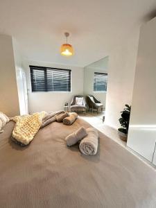 een slaapkamer met een groot bed in een kamer bij A Stones Throw From The Beach! in Vickerstown