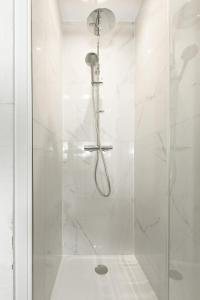 een badkamer met een douche en een glazen deur bij La Maison de maître - centre historique - 3 rue henriette in Mulhouse