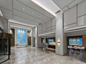 Televiisor ja/või meelelahutuskeskus majutusasutuses DoubleTree By Hilton Shenzhen Nanshan Hotel & Residences