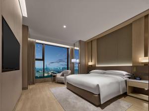Voodi või voodid majutusasutuse DoubleTree By Hilton Shenzhen Nanshan Hotel & Residences toas
