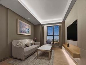 Televiisor ja/või meelelahutuskeskus majutusasutuses DoubleTree By Hilton Shenzhen Nanshan Hotel & Residences