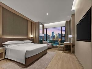 Voodi või voodid majutusasutuse DoubleTree By Hilton Shenzhen Nanshan Hotel & Residences toas