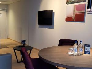 Uma TV ou centro de entretenimento em Mercure Geneva Airport