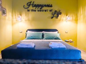 a bedroom with a bed with two towels on it at HappynessHouse_Locazione turistica in Trani