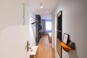 Zimmer mit einem Flur und einem Spiegel in der Unterkunft HausPension in Wien