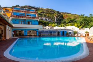 Bazén v ubytování Hotel Tropis nebo v jeho okolí