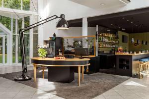 Ο χώρος του lounge ή του μπαρ στο Vienna House Easy by Wyndham Bad Oeynhausen
