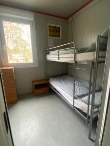 Ubytovna SDC tesisinde bir ranza yatağı veya ranza yatakları