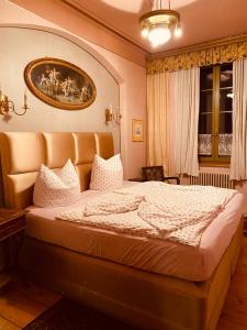 a bedroom with a large bed in a room at Altes Handelshaus Plauen in Plauen