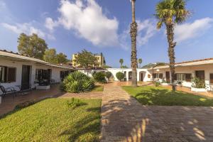 um pátio de uma casa com palmeiras em Hotel Terme Principe em Ischia