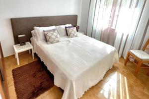 Un pat sau paturi într-o cameră la Apartment with Terrace & Pool in Alporchinhos