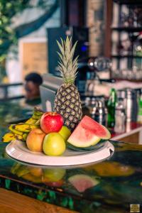イースト・レゴンにあるMJ Grand Hotelのカウンターにパイナップルと果物を盛り付けた皿