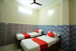 Łóżko lub łóżka w pokoju w obiekcie OYO Flagship Hotel Gloria Inn