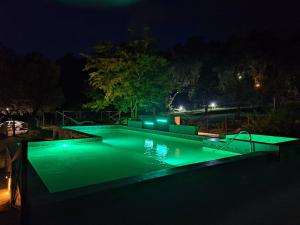 La pileta dentro o cerca de COSTA COM Cabañas