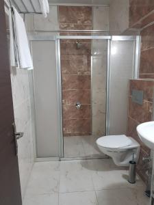 La salle de bains est pourvue d'une douche, de toilettes et d'un lavabo. dans l'établissement snowrose hotel, à Şahinbey