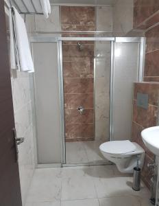 La salle de bains est pourvue d'une douche, de toilettes et d'un lavabo. dans l'établissement snowrose hotel, à Şahinbey