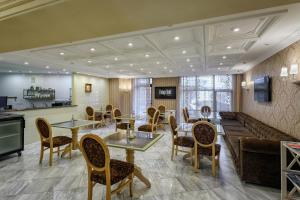 Vintage na Bulvare في أوديسا: مطعم به طاولات وكراسي وأريكة