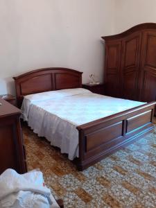 カステルサルドにあるCasa Isabelのベッドルーム(大型ベッド1台、木製家具付)