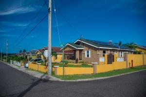 欧丘里欧PARADISE VILLa SLEEP 6 PRIVATE POOL的一排房屋,有黄色的围栏