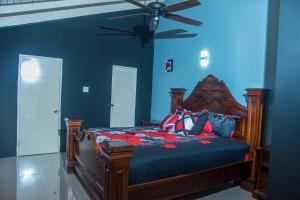 PARADISE VILLa SLEEP 6 PRIVATE POOL客房内的一张或多张床位