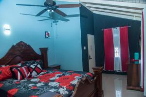 PARADISE VILLa SLEEP 6 PRIVATE POOL客房内的一张或多张床位