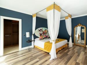 Postel nebo postele na pokoji v ubytování Hotel Altos de Istán