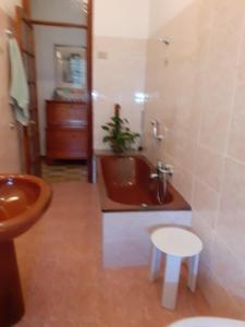 カステルサルドにあるCasa Isabelのバスルーム(バスタブ、トイレ、シンク付)